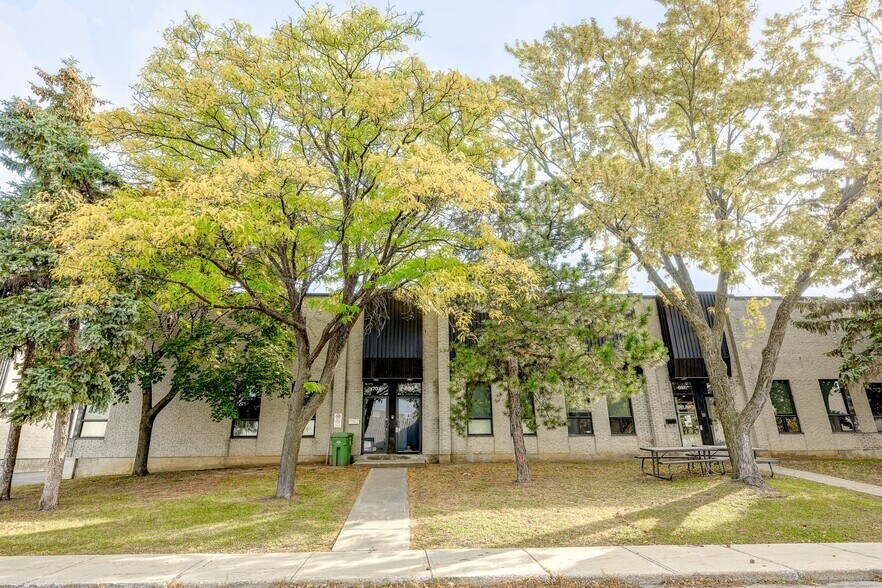 More Photos Of 703-729 Av Meloche, Dorval Warehouse For Lease