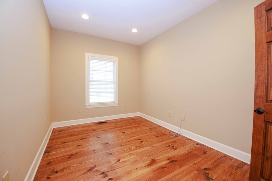 More Photos Of 106 N Alexander Ave, Washington Office For Sale