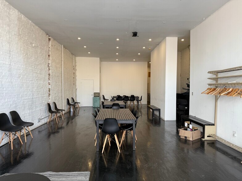 More Photos Of 1837 W Fulton St, Chicago Storefront Retail Residential For Lease