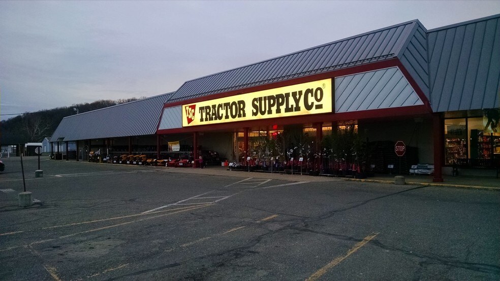 More Photos Of 300-499 Downtowner Plz, Coshocton General Retail For Sale