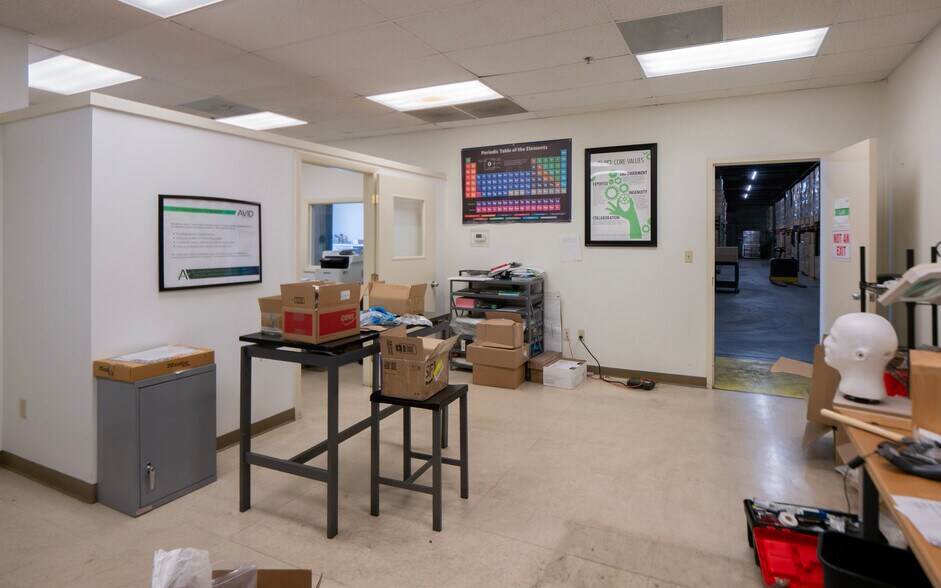 More Photos Of 72 Johnny Cake Hill Rd, Middletown Distribution For Sale