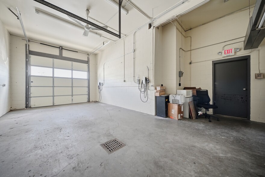 More Photos Of 428 S Willow St, Manchester Freestanding For Sale