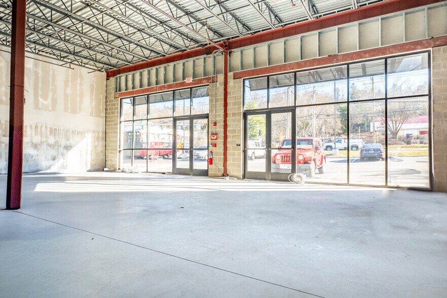 More Photos Of 383 N Bedford Rd, Mount Kisco Freestanding For Lease