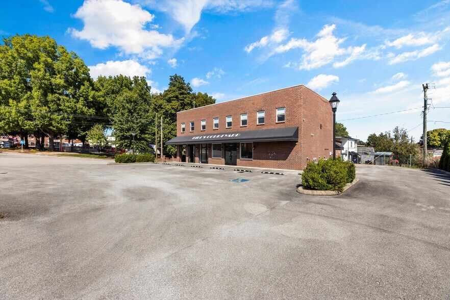 More Photos Of 700 Grove St, Loudon Freestanding For Sale