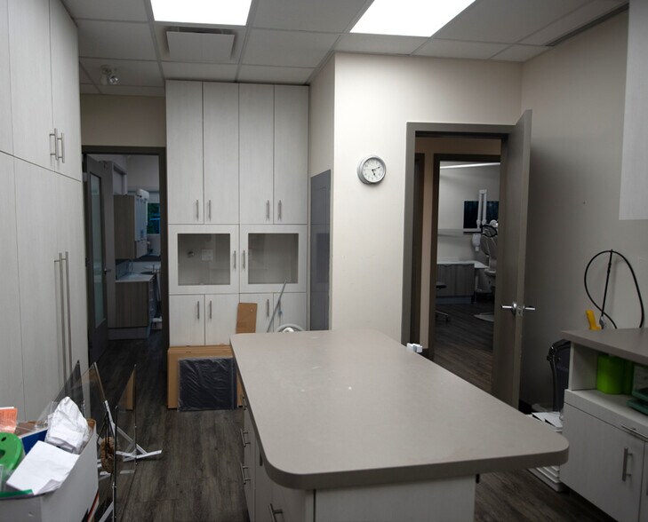 More Photos Of 1625 Oak Bay Ave, Victoria Office For Sale