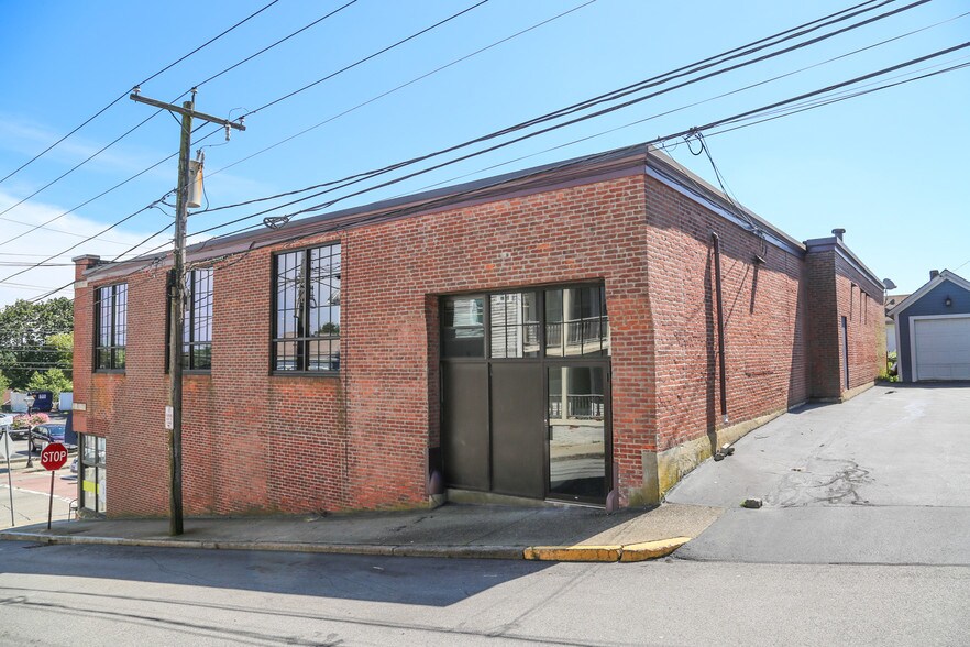 More Photos Of 333 Main St, East Greenwich Freestanding For Lease