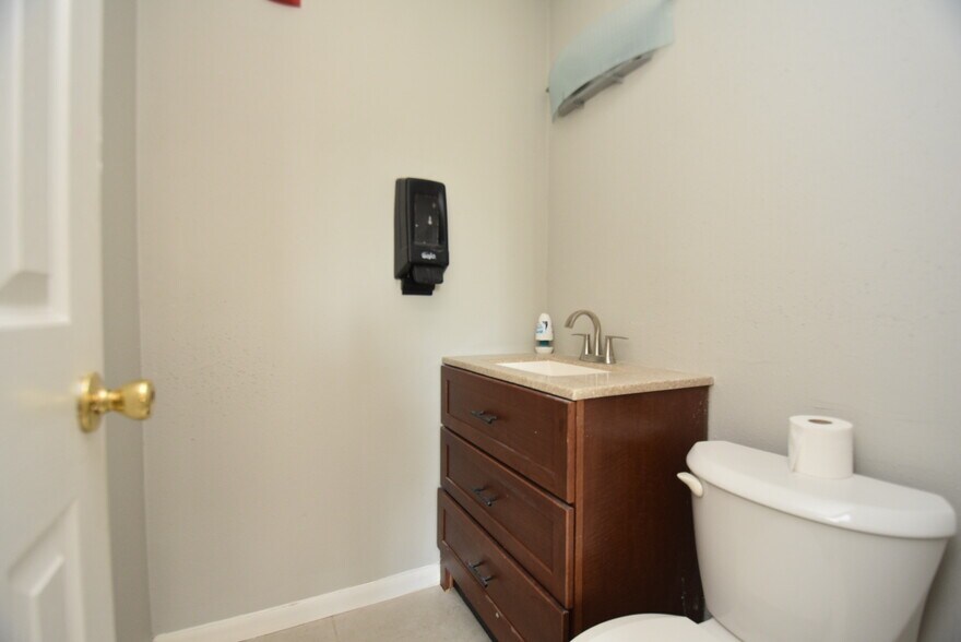 More Photos Of 736 Wilson Rd, Humble Medical For Lease