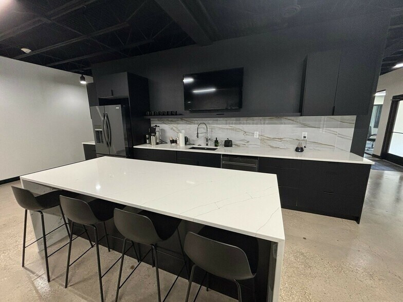 More Photos Of 7177 Hickman Rd, Urbandale Office For Sale