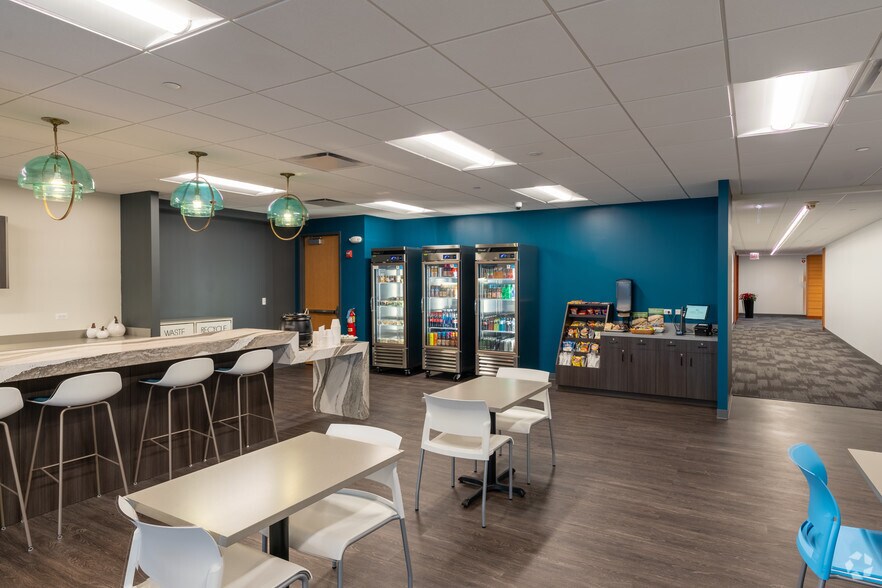 More Photos Of 475-485 Half Day Rd, Lincolnshire Unknown For Lease