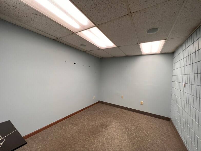 More Photos Of 1250 N Frontage Rd, Hastings Office For Lease