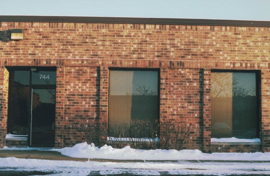 More Photos Of 702-778 W Algonquin Rd, Arlington Heights Warehouse For Lease
