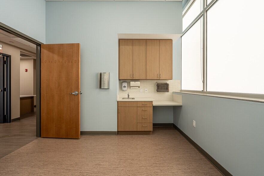 More Photos Of 140 Hansen Blvd, North Aurora Medical For Lease