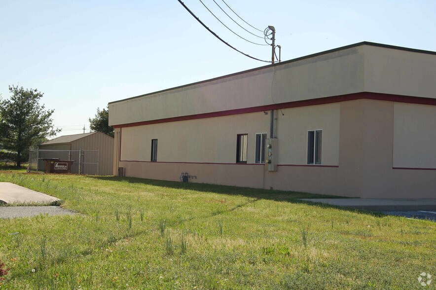 More Photos Of 900 Holly Dell Ct, Sewell Freestanding For Lease