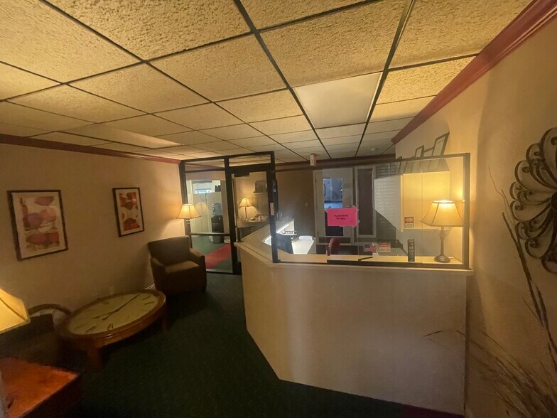 More Photos Of 630 S Green Bay Rd, Neenah Office For Sale