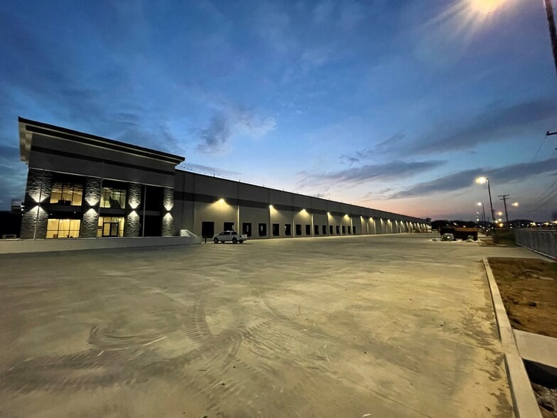 More Photos Of 7351-7361 Cockrill Bend Blvd, Nashville Distribution For Lease