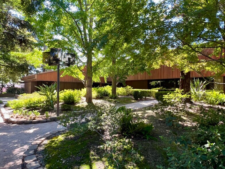 More Photos Of 2019 Westwind Dr, Bakersfield Office For Sale