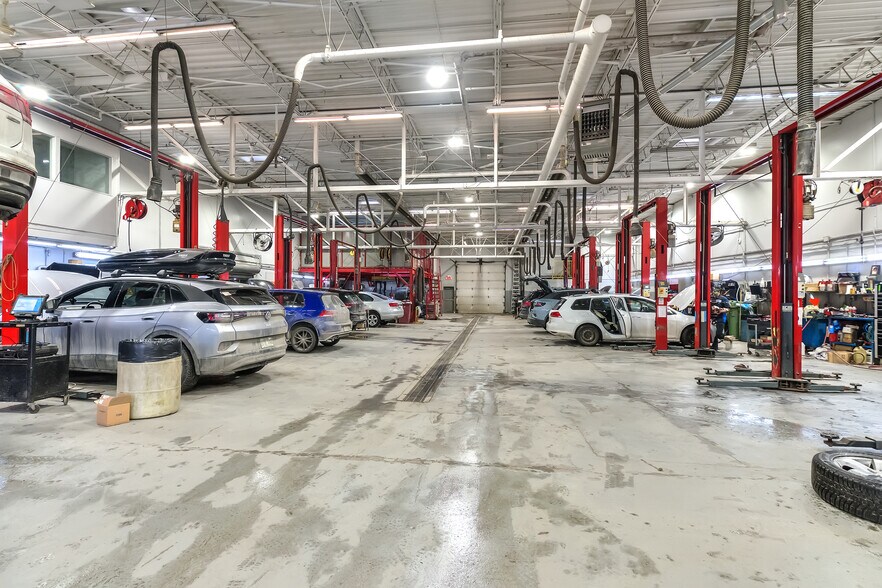 More Photos Of 322-324 Rue Peel, Montréal Auto Dealership For Lease