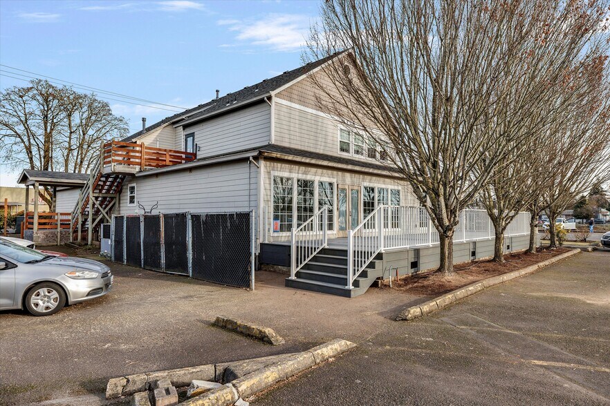 More Photos Of 113 N Elm St, Canby Restaurant For Sale