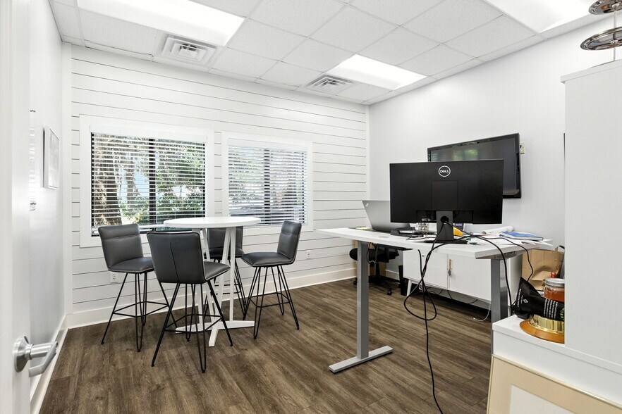 More Photos Of 9 Hunter Rd, Hilton Head Showroom For Sale