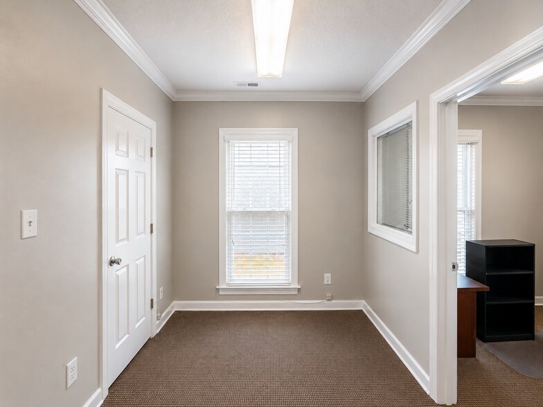 More Photos Of 576 Executive Pl, Fayetteville Office For Lease