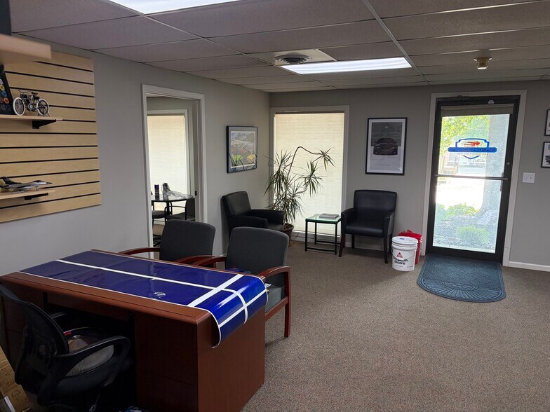 More Photos Of 533 N Lindenwood Dr, Olathe Warehouse For Sale