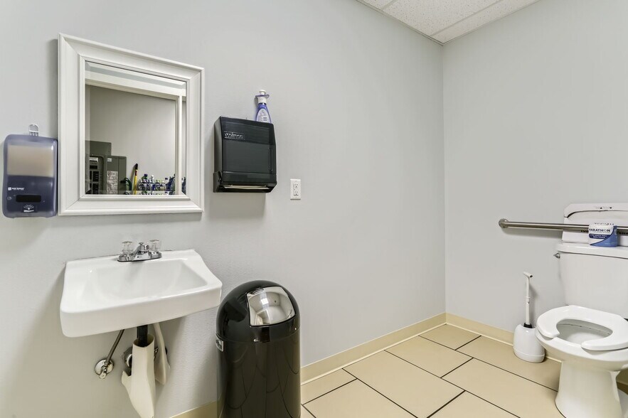 More Photos Of 5215 SE Flavel Dr, Portland Freestanding For Lease