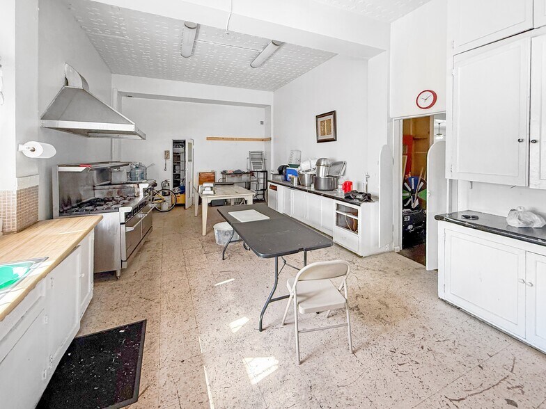 More Photos Of 7101 Menlo Ave, Los Angeles Specialty For Sale