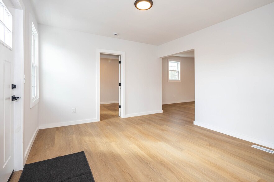 More Photos Of 12 Jansen Ave, Woodbridge Warehouse For Sale