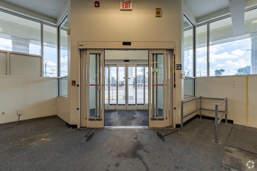 More Photos Of 5118 S Martin Luther King Jr Blvd, Lansing Drugstore For Sale
