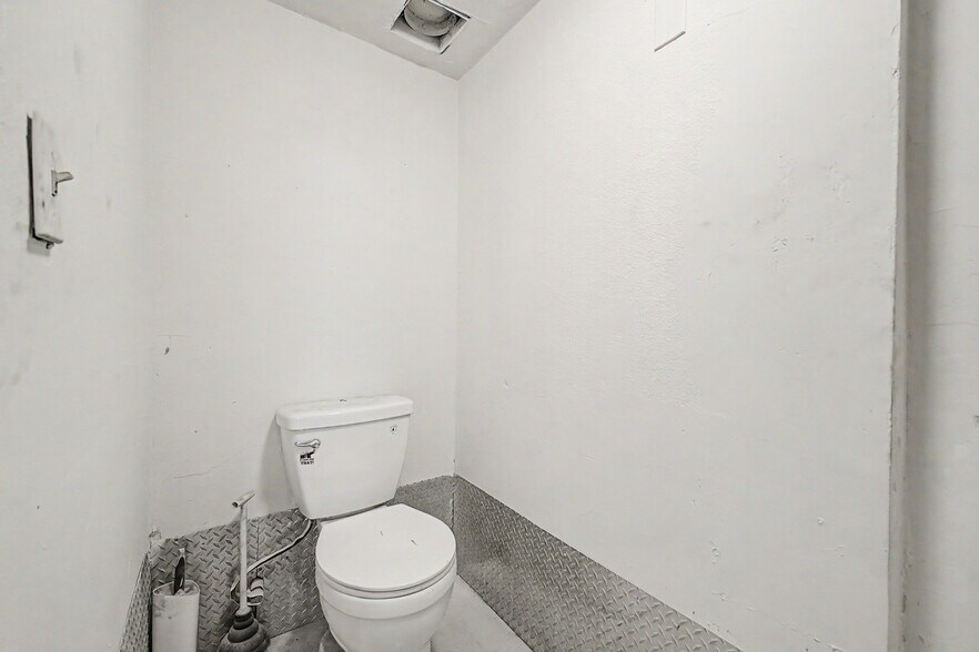 More Photos Of 3050 W 4th Ave, Apache Junction Warehouse For Lease