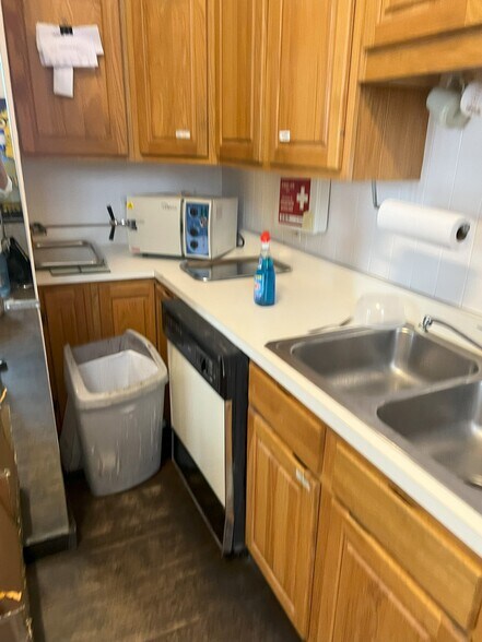 More Photos Of 7-9 E Bay St, Savannah Bar For Sale