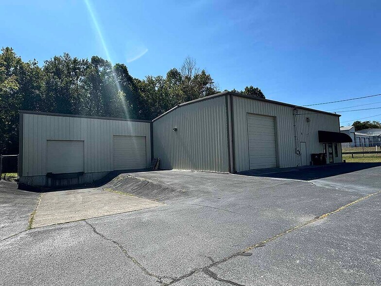 Primary Photo Of 3307 Wayfield Dr, Johnson City Warehouse For Lease