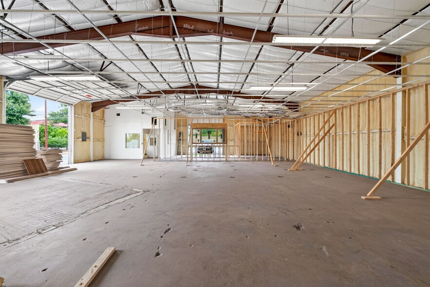 More Photos Of 4721 McCullough Ave, Olmos Park Warehouse For Lease