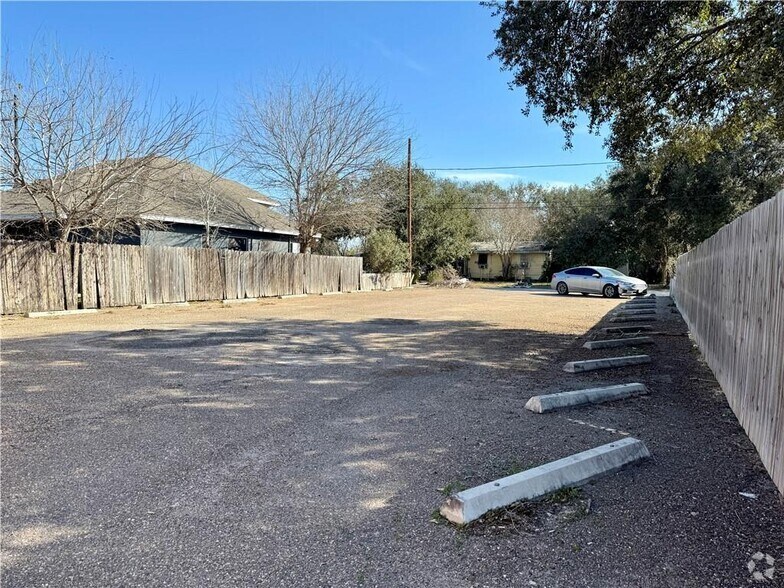 More Photos Of 107 Cecilia St, Alice Restaurant For Sale