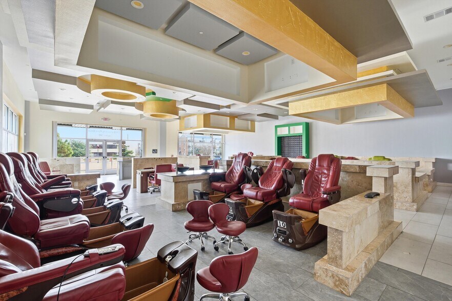 More Photos Of 315 S University Parks Dr, Waco Storefront For Lease