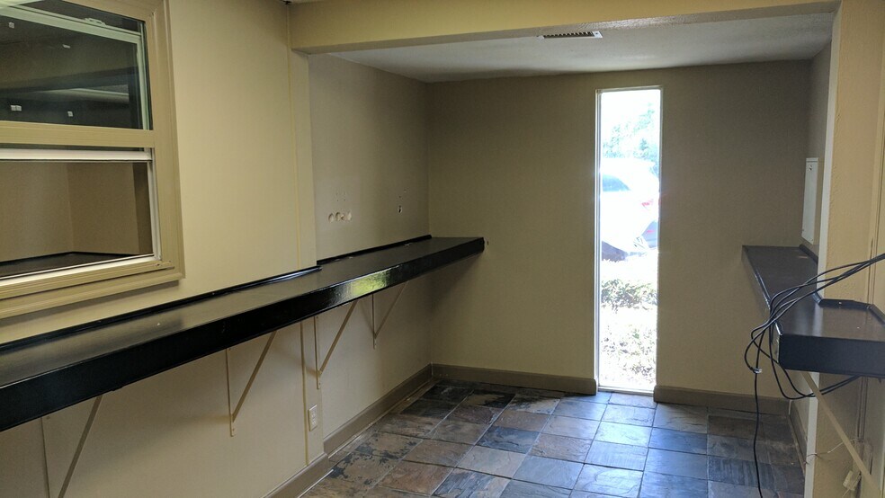 More Photos Of 2580 N 11th St, Beaumont Office For Lease