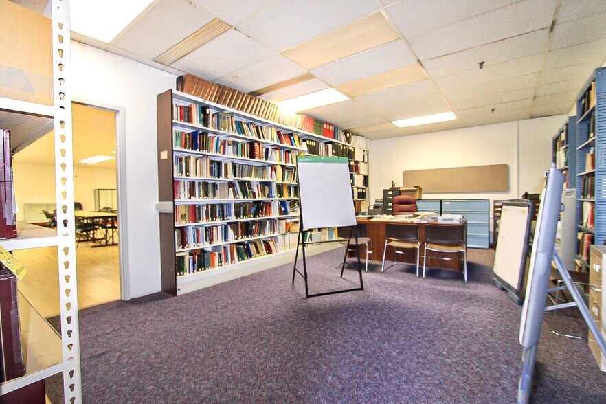 More Photos Of 2 Elm St, Windsor Locks Office For Lease