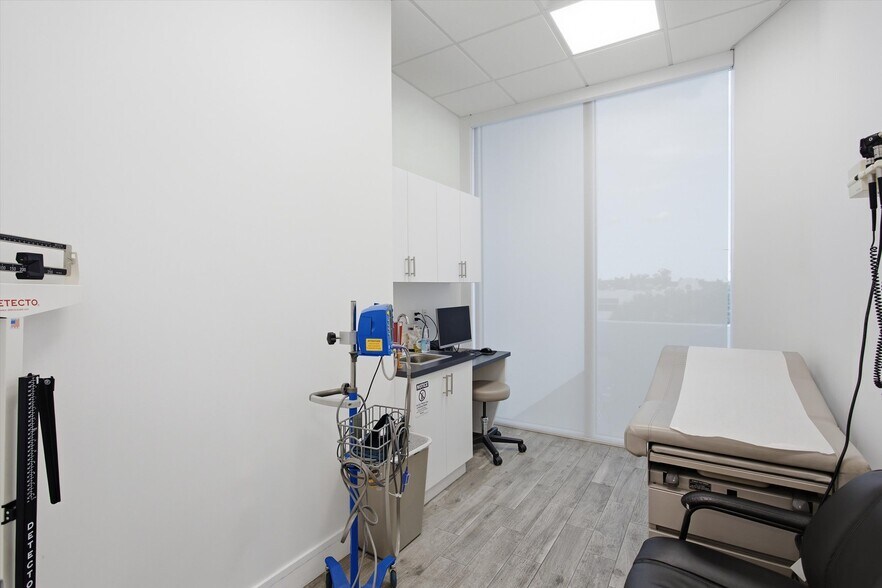 More Photos Of 10450 NW 33rd St, Doral Office For Sale
