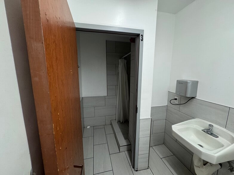 More Photos Of 6006 S Western Ave, Los Angeles Warehouse For Sale