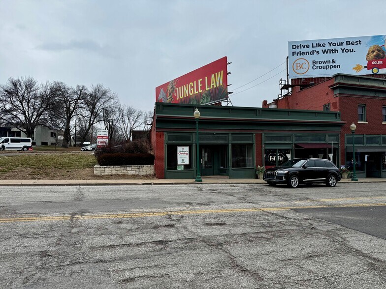 More Photos Of 900 Westport Rd, Kansas City Storefront Retail Office For Lease