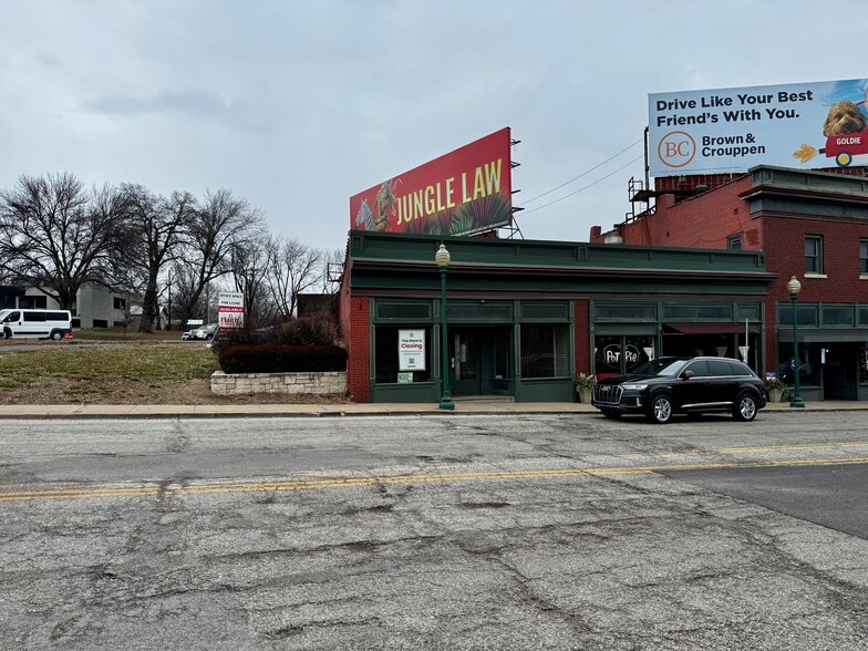 More Photos Of 900 Westport Rd, Kansas City Storefront Retail Office For Lease