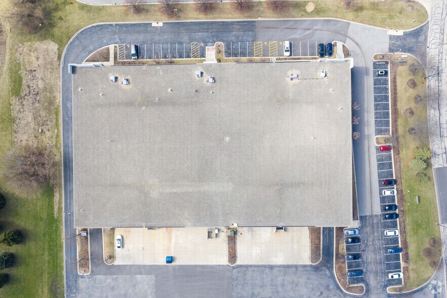 More Photos Of 901-939 E Park Ave, Libertyville Distribution For Lease