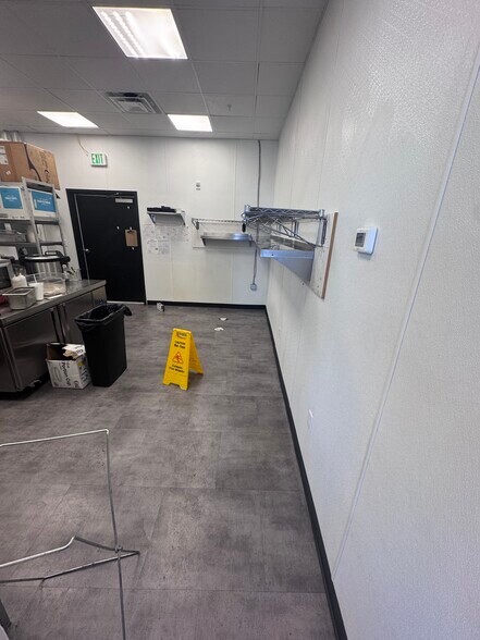 More Photos Of 665 450 N, Vineyard Storefront For Lease