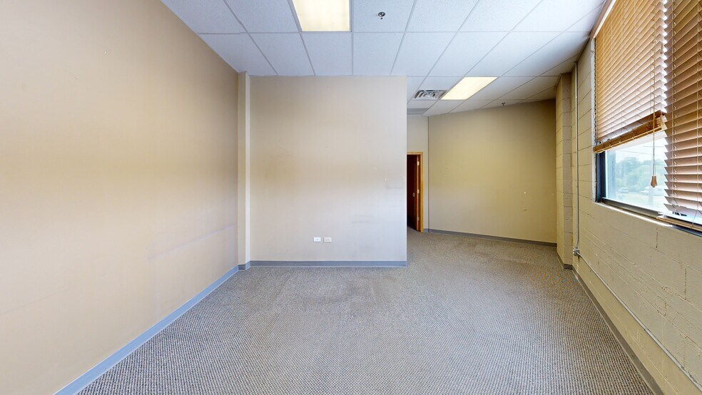 More Photos Of 920 Cedar Ave, St Charles Light Distribution For Lease