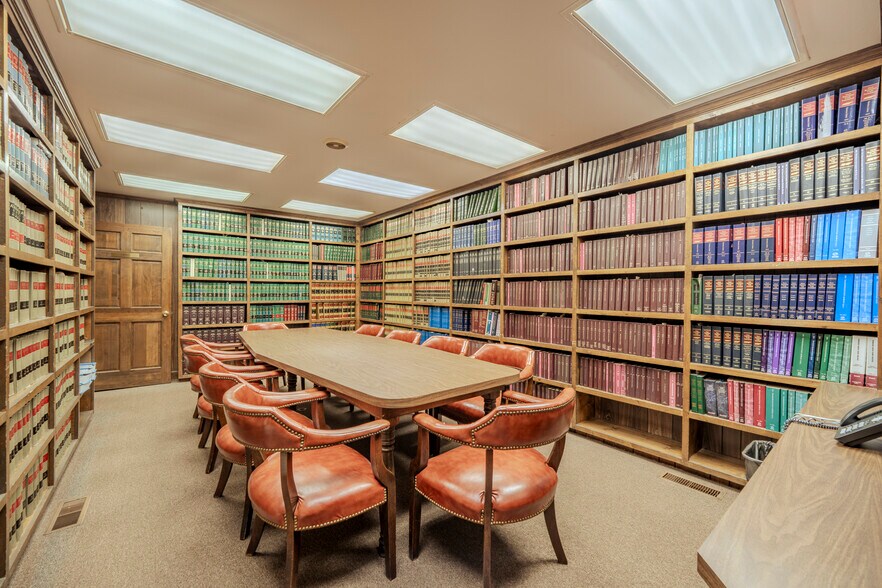 More Photos Of 40 W Main St, Savannah Office For Sale