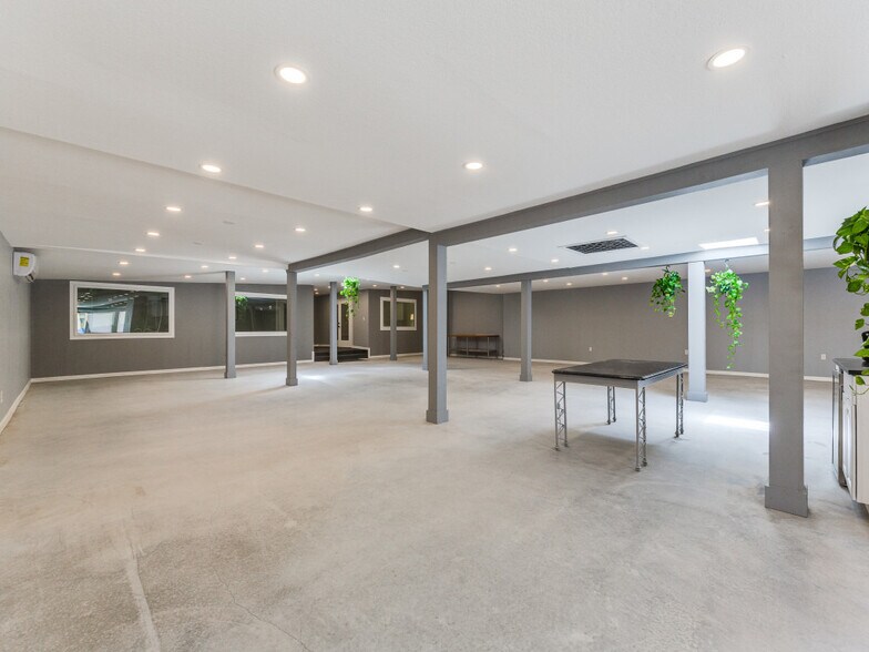 More Photos Of 1416 W Hildebrand Ave, San Antonio Freestanding For Sale