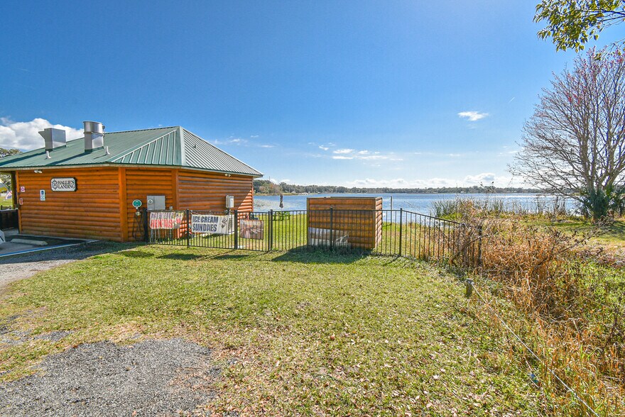More Photos Of 831 Huntington Rd, Crescent City Freestanding For Sale