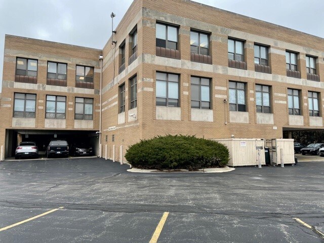 More Photos Of 1S443 Summit Ave, Oakbrook Terrace Medical For Lease