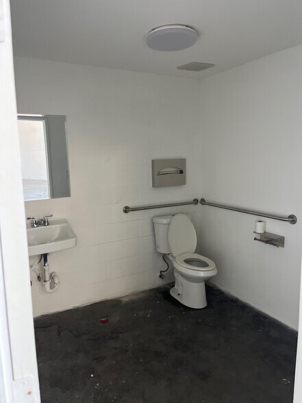 More Photos Of 1412 S Alameda St, Los Angeles Warehouse For Lease