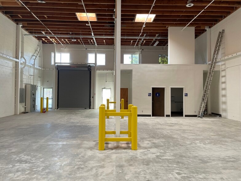 More Photos Of 305 Old County Rd, San Carlos Warehouse For Lease